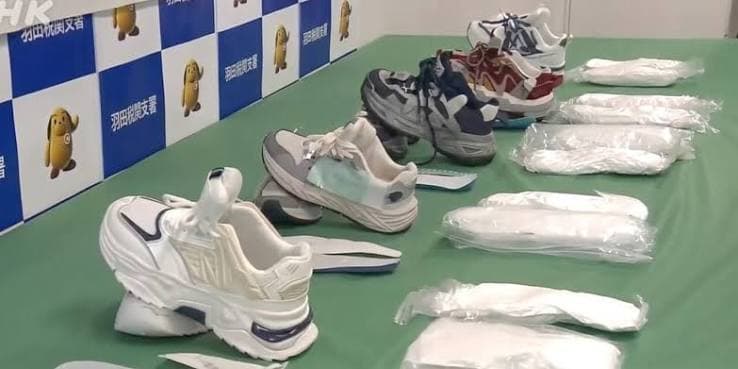Lima WN Malaysia Ditahan setelah Ditemukan Kokain di Sepatunya