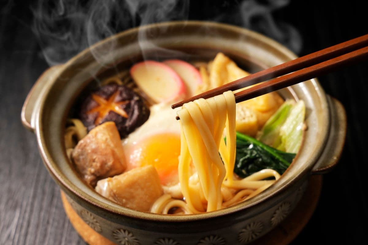 Sukarelawan dari Jepang Timur Laut Siapkan Makanan Hangat di Kumamoto