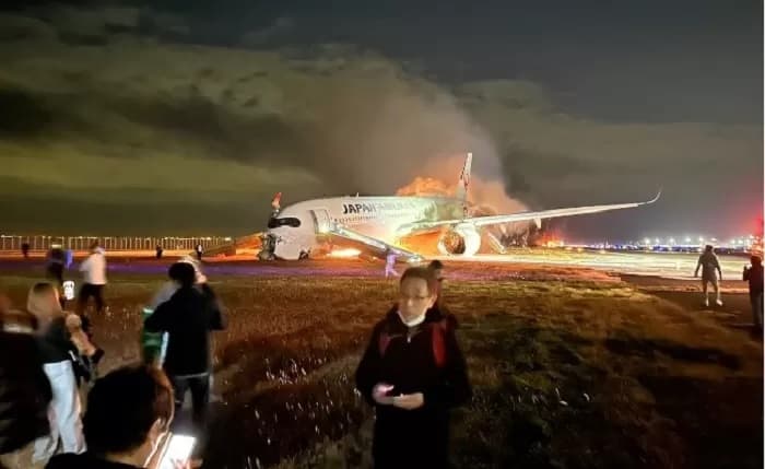 Pesawat JAL Terbakar di Bandara Haneda
