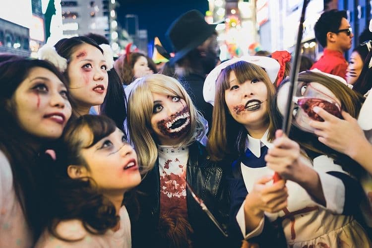 Minum Miras di Jalanan Kabukicho Tokyo Dilarang Selama Halloween