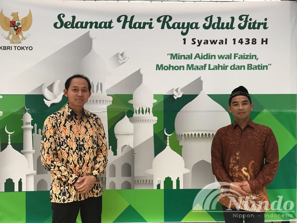 Para WNI Berfoto didepan poster KBRI Tokyo