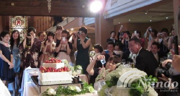 MENJADI TAMU UNDANGAN PALSU