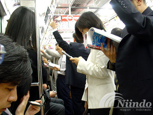 Orang Jepang suka membaca buku dimana saja