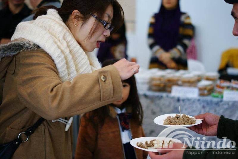Para pengunjung mencicipi bakso OPAPI
