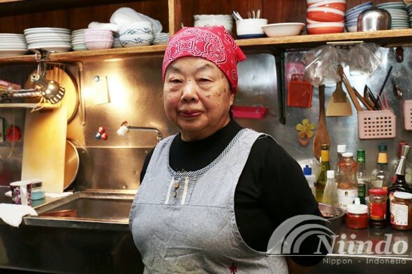 Pagi hari Nenek Sumiko Berjualan dimsum