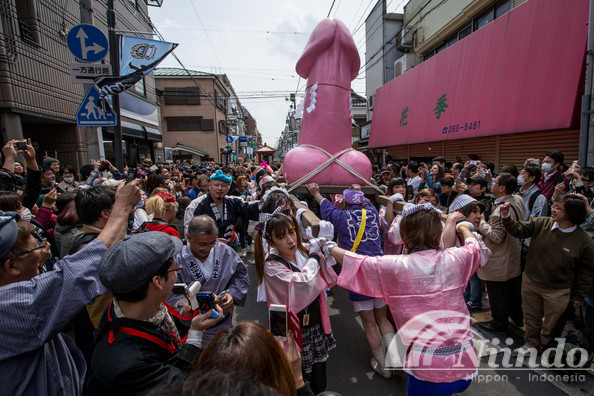 kanamara matsuri , mengarak replika kelamin pria