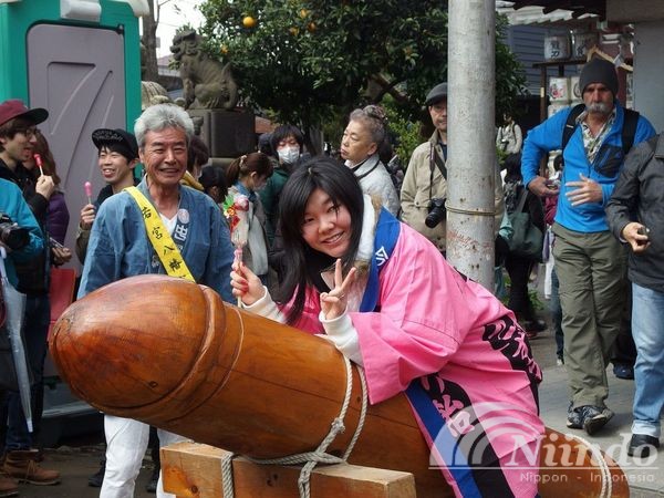 kanamara matsuri , mengarak replika kelamin pria