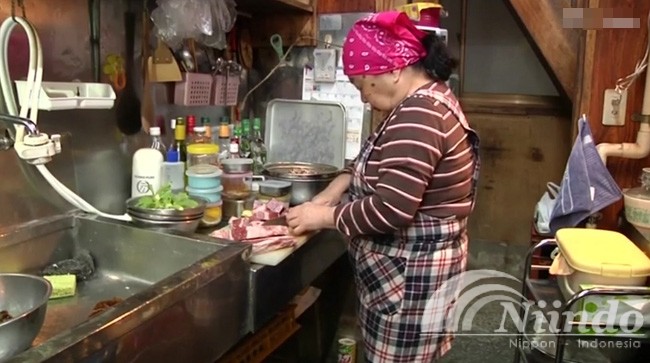 nenek sumiko membuat dimsum