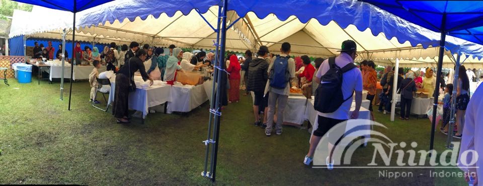 suasana para WNI menuju stand, untuk memilih menu kuliner khas Indonesia
