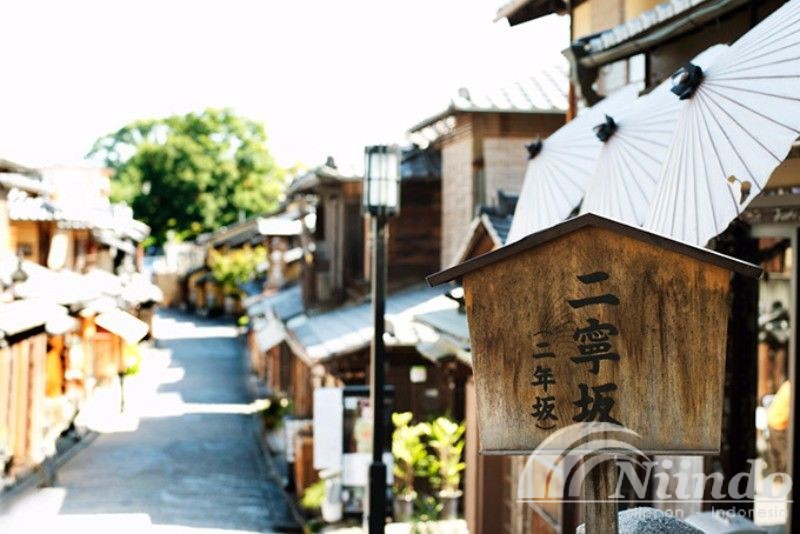 Jalan Ninen-zaka di Kyoto yang terkenal dan bersejarah