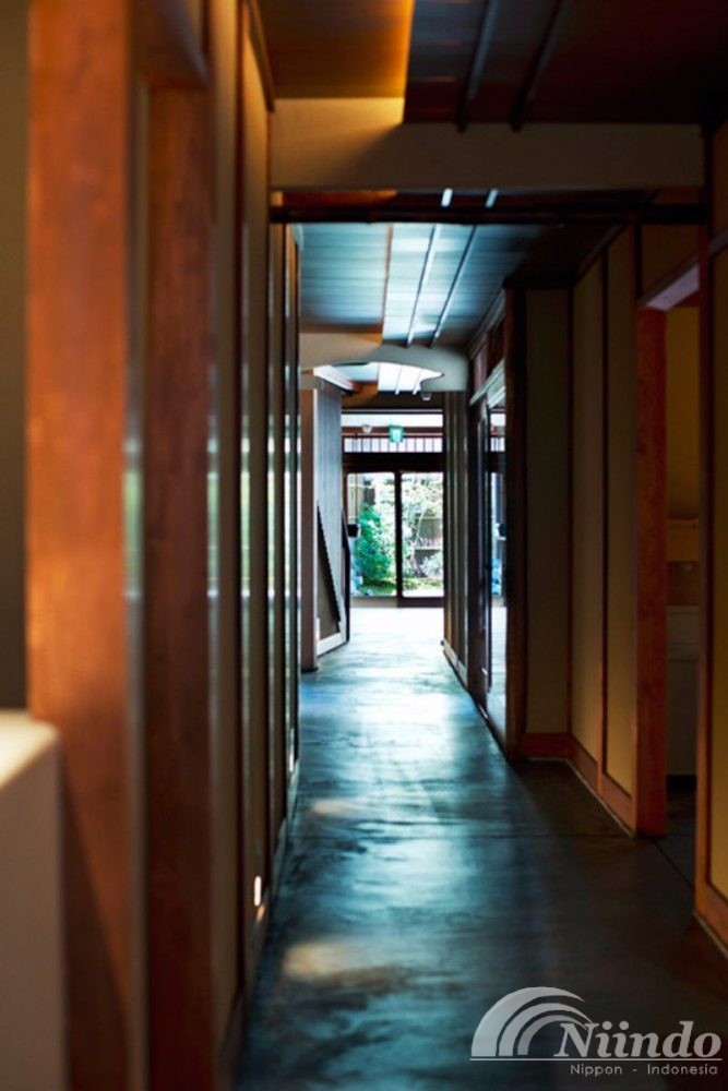 tampak dalam ruangan gerai kopi Starbucks di jalan Ninen-zaka Kyoto, Jepang