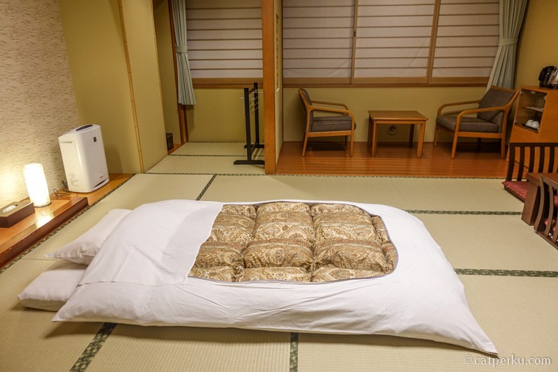 Makan Malam dan Menginap di Hotel Sendirian