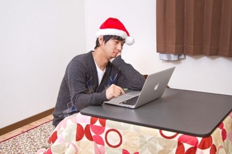 Menonton Drama ataupun Film di Rumah