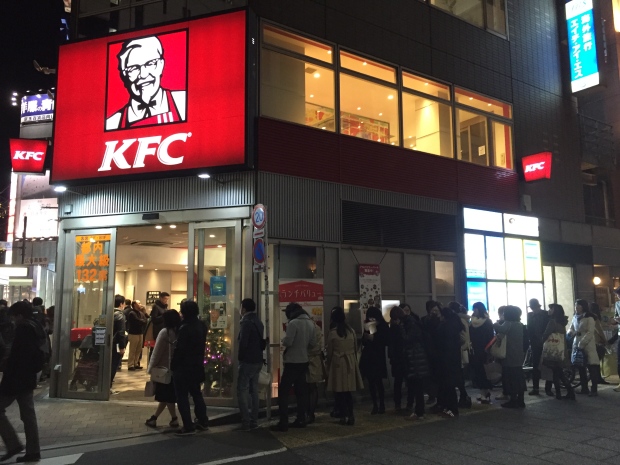 makan ayam goreng di KFC saat Natal