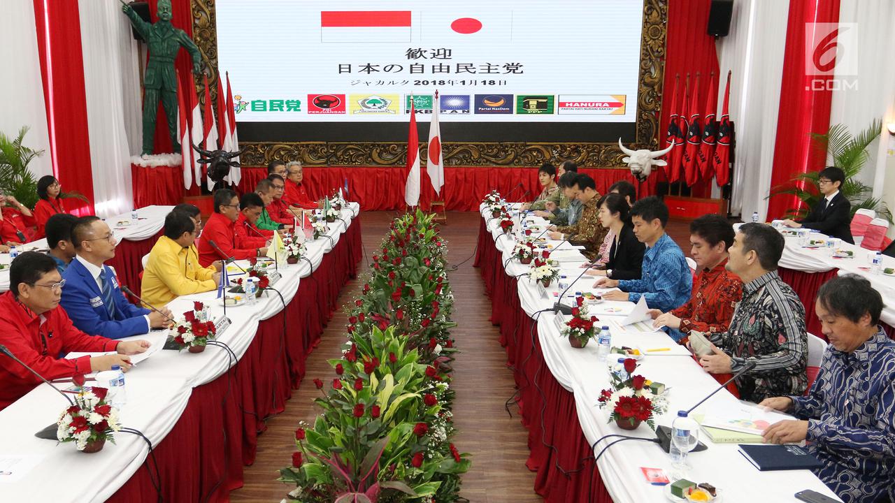 Suasana pertemuan partai politik (parpol) pendukung pemerintahan Jokowi - JK dengan utusan Perdana Menteri (PM) Jepang Shinzo Abe di Kantor DPP PDIP, Jakarta. Pertemuan membahas kerja sama Indonesia-Jepang ke-60. 