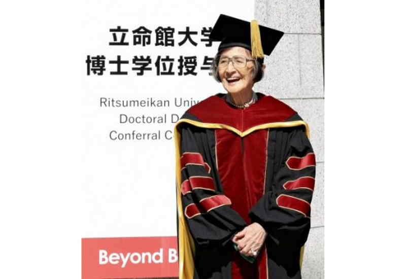 Kiyoko Ozeki nenek 88 tahun yang baru saja mendapat gelar doktornya